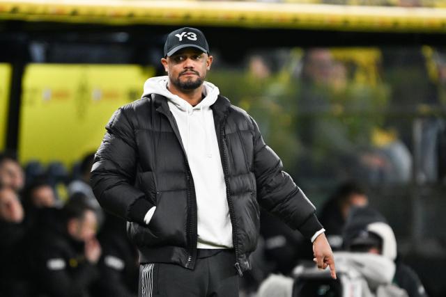 28 February 2026, North Rhine-Westphalia, Dortmund: Bayern Munich coach Vincent Kompany gives instructions to his plyers from the touchline during the German Bundesliga soccer match between Borussia Dortmund and FC Bayern Munich at Signal Iduna Park. Photo: Federico Gambarini/dpa - IMPORTANT NOTICE: DFL and DFB regulations prohibit any use of photographs as image sequences and/or quasi-video.