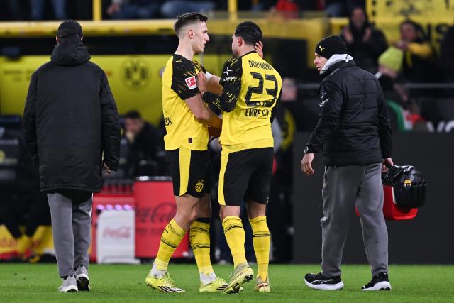 28 February 2026, North Rhine-Westphalia, Dortmund: Borussia Dortmund's Nico Schlotterbeck (L) talks to Borussia Dortmund's Emre Can who is being substituted due to injury during the German Bundesliga soccer match between Borussia Dortmund and FC Bayern Munich at Signal Iduna Park. Photo: David Inderlied/dpa - IMPORTANT NOTICE: DFL and DFB regulations prohibit any use of photographs as image sequences and/or quasi-video.