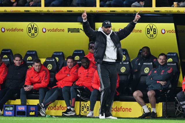 28 February 2026, North Rhine-Westphalia, Dortmund: Bayern Munich coach Vincent Kompany gives instructions to his players from the touchline during the German Bundesliga soccer match between Borussia Dortmund and FC Bayern Munich at Signal Iduna Park. Photo: David Inderlied/dpa - IMPORTANT NOTICE: DFL and DFB regulations prohibit any use of photographs as image sequences and/or quasi-video.