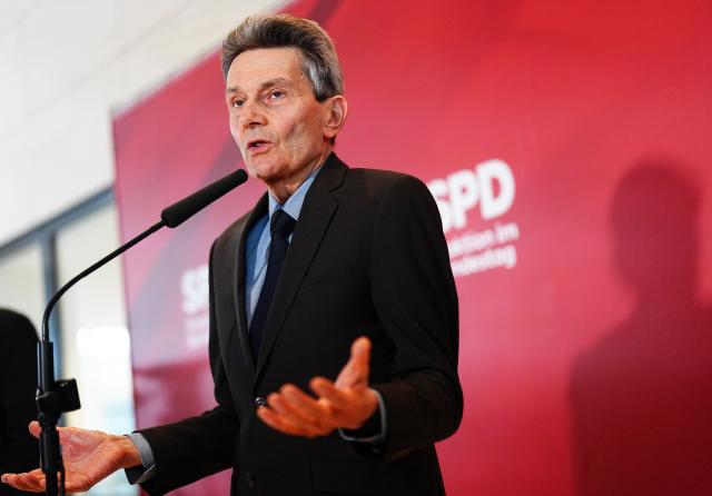 FILED - 25 February 2025, Berlin: Rolf Muetzenich, outgoing chairman of the Social Democratic Party (SPD) parliamentary group in the Bundestag, makes a statement before the parliamentary group meeting. Photo: Kay Nietfeld/dpa