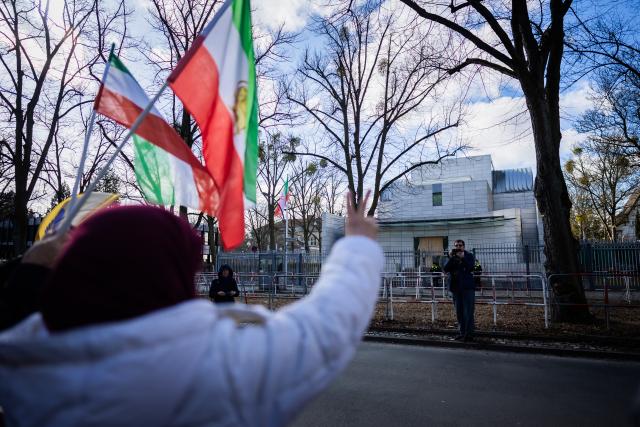 01 March 2026, Berlin: A woman shows a victory sign in the direction of the Iranian embassy during a protest under the slogan "Stop executions in Iran and solidarity with the civil protests in Iran" organized by the National Council of Resistance of Iran. Israel and the USA have been attacking Iran again since Saturday. Head of state and religious leader Khamenei was killed in the process, according to state media reports. Photo: Christoph Soeder/dpa