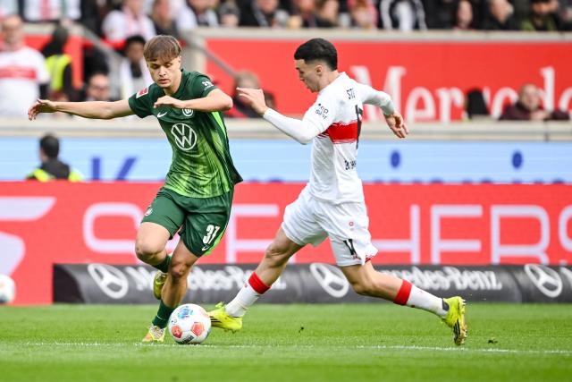 01 March 2026, Baden-Wuerttemberg, Stuttgart: Wolfsburg's Pharell Hensel (L) and Stuttgart goalkeeper Fabian Bredlow battle for the ball during the German Bundesliga soccer match between VfB Stuttgart and VfL Wolfsburg at MHPArena. Photo: Harry Langer/dpa - WICHTIGER HINWEIS: Gemäß den Vorgaben der DFL Deutsche Fußball Liga bzw. des DFB Deutscher Fußball-Bund ist es untersagt, in dem Stadion und/oder vom Spiel angefertigte Fotoaufnahmen in Form von Sequenzbildern und/oder videoähnlichen Fotostrecken zu verwerten bzw. verwerten zu lassen.