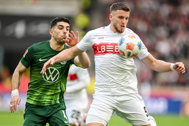 01 March 2026, Baden-Wuerttemberg, Stuttgart: Wolfsburg's Konstantinos Koulierakis (L) and Stuttgart's Ermedin Demirovic battle for the ball during the German Bundesliga soccer match between VfB Stuttgart and VfL Wolfsburg at MHPArena. Photo: Harry Langer/dpa - WICHTIGER HINWEIS: Gemäß den Vorgaben der DFL Deutsche Fußball Liga bzw. des DFB Deutscher Fußball-Bund ist es untersagt, in dem Stadion und/oder vom Spiel angefertigte Fotoaufnahmen in Form von Sequenzbildern und/oder videoähnlichen Fotostrecken zu verwerten bzw. verwerten zu lassen.