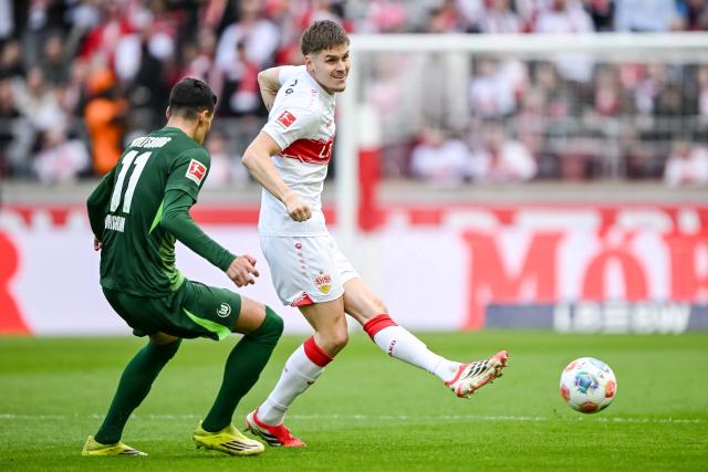 01 March 2026, Baden-Wuerttemberg, Stuttgart: Wolfsburg's Adam Daghim (L) and Stuttgart's Ramon Hendriks battle for the ball during the German Bundesliga soccer match between VfB Stuttgart and VfL Wolfsburg at MHPArena. Photo: Harry Langer/dpa - WICHTIGER HINWEIS: Gemäß den Vorgaben der DFL Deutsche Fußball Liga bzw. des DFB Deutscher Fußball-Bund ist es untersagt, in dem Stadion und/oder vom Spiel angefertigte Fotoaufnahmen in Form von Sequenzbildern und/oder videoähnlichen Fotostrecken zu verwerten bzw. verwerten zu lassen.