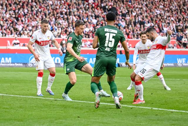 01 March 2026, Baden-Wuerttemberg, Stuttgart: Stuttgart's Deniz Undav (R) scores his side's first goal during the German Bundesliga soccer match between VfB Stuttgart and VfL Wolfsburg at MHPArena. Photo: Harry Langer/dpa - WICHTIGER HINWEIS: Gemäß den Vorgaben der DFL Deutsche Fußball Liga bzw. des DFB Deutscher Fußball-Bund ist es untersagt, in dem Stadion und/oder vom Spiel angefertigte Fotoaufnahmen in Form von Sequenzbildern und/oder videoähnlichen Fotostrecken zu verwerten bzw. verwerten zu lassen.
