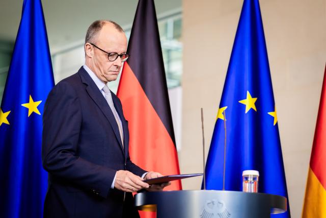 01 March 2026, Berlin: German Chancellor Friedrich Merz arrives at the Federal Chancellery to make a statement on the attack on Iran. Photo: Christoph Soeder/dpa