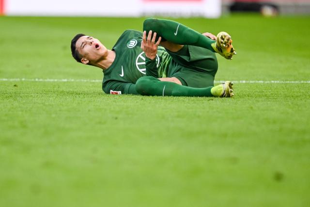 01 March 2026, Baden-Wuerttemberg, Stuttgart: Wolfsburg's Adam Daghim lies on the ground during the German Bundesliga soccer match between VfB Stuttgart and VfL Wolfsburg at MHPArena. Photo: Harry Langer/dpa - WICHTIGER HINWEIS: Gemäß den Vorgaben der DFL Deutsche Fußball Liga bzw. des DFB Deutscher Fußball-Bund ist es untersagt, in dem Stadion und/oder vom Spiel angefertigte Fotoaufnahmen in Form von Sequenzbildern und/oder videoähnlichen Fotostrecken zu verwerten bzw. verwerten zu lassen.