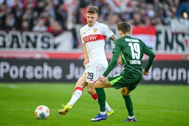 01 March 2026, Baden-Wuerttemberg, Stuttgart: Stuttgart's Finn Jeltsch (L) and Wolfsburg's Jesper Lindstroem battle for the ball during the German Bundesliga soccer match between VfB Stuttgart and VfL Wolfsburg at MHPArena. Photo: Harry Langer/dpa - WICHTIGER HINWEIS: Gemäß den Vorgaben der DFL Deutsche Fußball Liga bzw. des DFB Deutscher Fußball-Bund ist es untersagt, in dem Stadion und/oder vom Spiel angefertigte Fotoaufnahmen in Form von Sequenzbildern und/oder videoähnlichen Fotostrecken zu verwerten bzw. verwerten zu lassen.