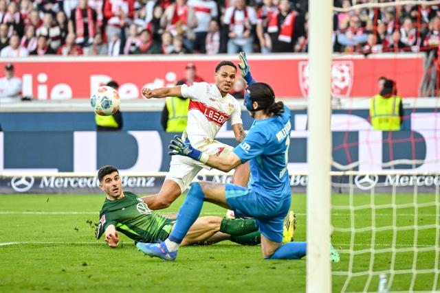 01 March 2026, Baden-Wuerttemberg, Stuttgart: Stuttgart's Nikolas Nartey (C) scores his side's fourth goal during the German Bundesliga soccer match between VfB Stuttgart and VfL Wolfsburg at MHPArena. Photo: Harry Langer/dpa - WICHTIGER HINWEIS: Gemäß den Vorgaben der DFL Deutsche Fußball Liga bzw. des DFB Deutscher Fußball-Bund ist es untersagt, in dem Stadion und/oder vom Spiel angefertigte Fotoaufnahmen in Form von Sequenzbildern und/oder videoähnlichen Fotostrecken zu verwerten bzw. verwerten zu lassen.