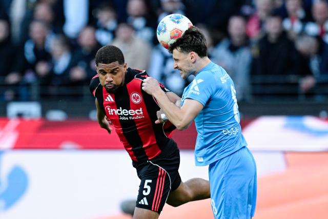 01 March 2026, Hesse, Frankfurt/Main: Eintracht Frankfurt's Aurele Amenda (L) and Freiburg's Maximilian Eggestein battle for the ball during the German Bundesliga soccer match between Eintracht Frankfurt and SC Freiburg at Deutsche Bank Park. Photo: Uwe Anspach/dpa - WICHTIGER HINWEIS: Gemäß den Vorgaben der DFL Deutsche Fußball Liga bzw. des DFB Deutscher Fußball-Bund ist es untersagt, in dem Stadion und/oder vom Spiel angefertigte Fotoaufnahmen in Form von Sequenzbildern und/oder videoähnlichen Fotostrecken zu verwerten bzw. verwerten zu lassen.