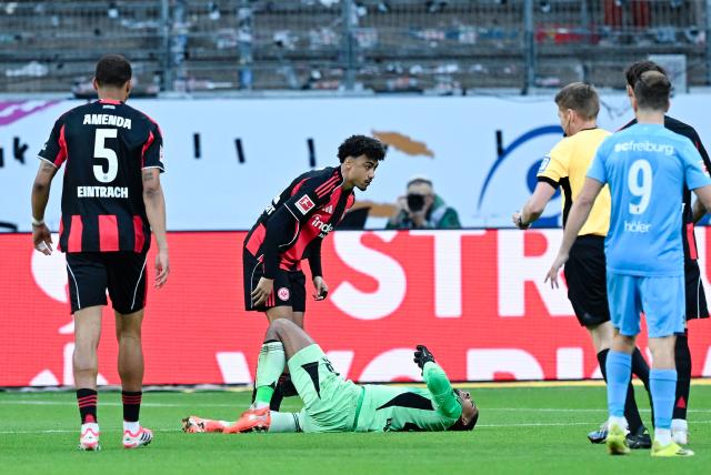 01 March 2026, Hesse, Frankfurt/Main: Eintracht Frankfurt goalkeeper Kaua Santos lies injured on the ground during the German Bundesliga soccer match between Eintracht Frankfurt and SC Freiburg at Deutsche Bank Park. Photo: Uwe Anspach/dpa - WICHTIGER HINWEIS: Gemäß den Vorgaben der DFL Deutsche Fußball Liga bzw. des DFB Deutscher Fußball-Bund ist es untersagt, in dem Stadion und/oder vom Spiel angefertigte Fotoaufnahmen in Form von Sequenzbildern und/oder videoähnlichen Fotostrecken zu verwerten bzw. verwerten zu lassen.