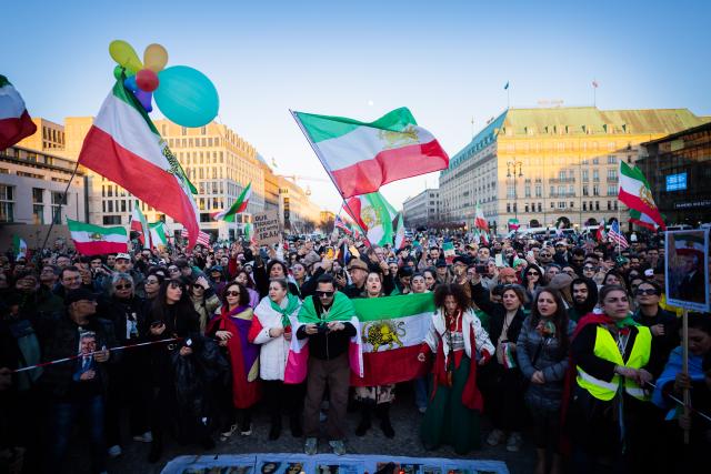 01 March 2026, Berlin: People celebrate the death of Iran's supreme leader, Ayatollah Khamenei during a demonstration against the Iranian mullah regime on Pariser Platz in front of the Brandenburg Gate. Photo: Christoph Soeder/dpa