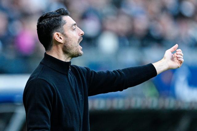 01 March 2026, Hesse, Frankfurt/Main: Eintracht Frankfurt coach Albert Riera gestures on the touchline during the German Bundesliga soccer match between Eintracht Frankfurt and SC Freiburg at Deutsche Bank Park. Photo: Uwe Anspach/dpa - WICHTIGER HINWEIS: Gemäß den Vorgaben der DFL Deutsche Fußball Liga bzw. des DFB Deutscher Fußball-Bund ist es untersagt, in dem Stadion und/oder vom Spiel angefertigte Fotoaufnahmen in Form von Sequenzbildern und/oder videoähnlichen Fotostrecken zu verwerten bzw. verwerten zu lassen.