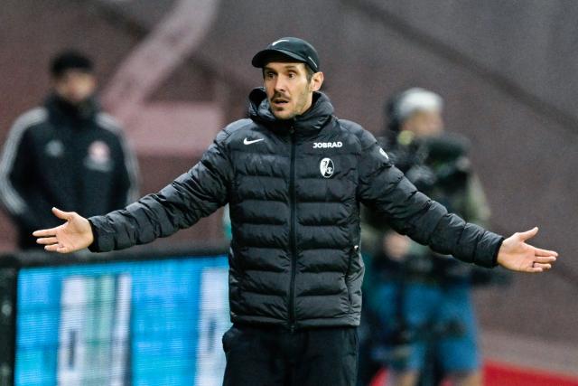 01 March 2026, Hesse, Frankfurt/Main: Freiburg coach Julian Schuster gestures on the touchline during the German Bundesliga soccer match between Eintracht Frankfurt and SC Freiburg at Deutsche Bank Park. Photo: Uwe Anspach/dpa - WICHTIGER HINWEIS: Gemäß den Vorgaben der DFL Deutsche Fußball Liga bzw. des DFB Deutscher Fußball-Bund ist es untersagt, in dem Stadion und/oder vom Spiel angefertigte Fotoaufnahmen in Form von Sequenzbildern und/oder videoähnlichen Fotostrecken zu verwerten bzw. verwerten zu lassen.
