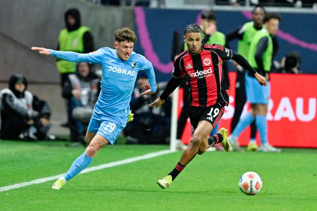 01 March 2026, Hesse, Frankfurt/Main: Freiburg's Philipp Treu (L) and Eintracht Frankfurt's Jean-Matteo Bahoya battle for the ball during the German Bundesliga soccer match between Eintracht Frankfurt and SC Freiburg at Deutsche Bank Park. Photo: Uwe Anspach/dpa - WICHTIGER HINWEIS: Gemäß den Vorgaben der DFL Deutsche Fußball Liga bzw. des DFB Deutscher Fußball-Bund ist es untersagt, in dem Stadion und/oder vom Spiel angefertigte Fotoaufnahmen in Form von Sequenzbildern und/oder videoähnlichen Fotostrecken zu verwerten bzw. verwerten zu lassen.