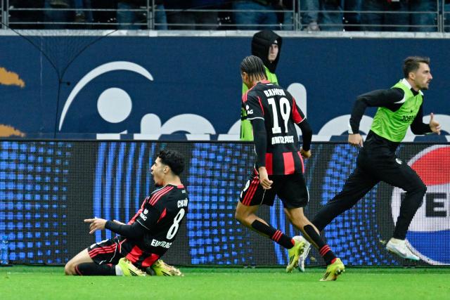 01 March 2026, Hesse, Frankfurt/Main: Eintracht Frankfurt's Fares Chaibi (L) celebrates scoring his side's first goal with teammate Jean-Matteo Bahoya during the German Bundesliga soccer match between Eintracht Frankfurt and SC Freiburg at Deutsche Bank Park. Photo: Uwe Anspach/dpa - WICHTIGER HINWEIS: Gemäß den Vorgaben der DFL Deutsche Fußball Liga bzw. des DFB Deutscher Fußball-Bund ist es untersagt, in dem Stadion und/oder vom Spiel angefertigte Fotoaufnahmen in Form von Sequenzbildern und/oder videoähnlichen Fotostrecken zu verwerten bzw. verwerten zu lassen.