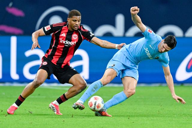 01 March 2026, Hesse, Frankfurt/Main: Freiburg's Igor Matanovic (R) and Eintracht Frankfurt's Aurele Amenda battle for the ball during the German Bundesliga soccer match between Eintracht Frankfurt and SC Freiburg at Deutsche Bank Park. Photo: Uwe Anspach/dpa - WICHTIGER HINWEIS: Gemäß den Vorgaben der DFL Deutsche Fußball Liga bzw. des DFB Deutscher Fußball-Bund ist es untersagt, in dem Stadion und/oder vom Spiel angefertigte Fotoaufnahmen in Form von Sequenzbildern und/oder videoähnlichen Fotostrecken zu verwerten bzw. verwerten zu lassen.