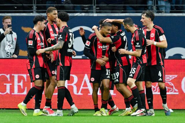 01 March 2026, Hesse, Frankfurt/Main: Eintracht Frankfurt's Jean-Matteo Bahoya (C) celebrates scoring his side's second goal with teammates during the German Bundesliga soccer match between Eintracht Frankfurt and SC Freiburg at Deutsche Bank Park. Photo: Uwe Anspach/dpa - WICHTIGER HINWEIS: Gemäß den Vorgaben der DFL Deutsche Fußball Liga bzw. des DFB Deutscher Fußball-Bund ist es untersagt, in dem Stadion und/oder vom Spiel angefertigte Fotoaufnahmen in Form von Sequenzbildern und/oder videoähnlichen Fotostrecken zu verwerten bzw. verwerten zu lassen.
