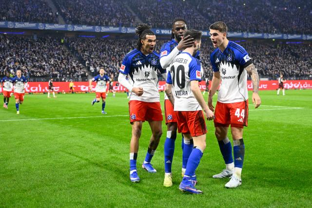 01 March 2026, Hamburg: Hamburger's Fabio Vieira (C) celebrates scoring his side's first goal with teammates during the German Bundesliga soccer match between Hamburger SV and RB Leipzig at Volksparkstadion. Photo: Gregor Fischer/dpa - WICHTIGER HINWEIS: Gemäß den Vorgaben der DFL Deutsche Fußball Liga bzw. des DFB Deutscher Fußball-Bund ist es untersagt, in dem Stadion und/oder vom Spiel angefertigte Fotoaufnahmen in Form von Sequenzbildern und/oder videoähnlichen Fotostrecken zu verwerten bzw. verwerten zu lassen.