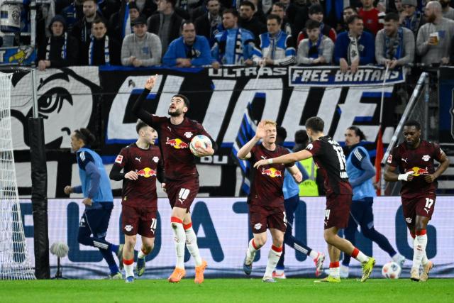 01 March 2026, Hamburg: Leipzig's Romulo celebrates scoring his side's first goal with teammates during the German Bundesliga soccer match between Hamburger SV and RB Leipzig at Volksparkstadion. Photo: Gregor Fischer/dpa - WICHTIGER HINWEIS: Gemäß den Vorgaben der DFL Deutsche Fußball Liga bzw. des DFB Deutscher Fußball-Bund ist es untersagt, in dem Stadion und/oder vom Spiel angefertigte Fotoaufnahmen in Form von Sequenzbildern und/oder videoähnlichen Fotostrecken zu verwerten bzw. verwerten zu lassen.