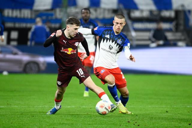 01 March 2026, Hamburg: Leipzig's Brajan Gruda (L) and Hamburger's Miro Muheim battle for the ball during the German Bundesliga soccer match between Hamburger SV and RB Leipzig at Volksparkstadion. Photo: Gregor Fischer/dpa - WICHTIGER HINWEIS: Gemäß den Vorgaben der DFL Deutsche Fußball Liga bzw. des DFB Deutscher Fußball-Bund ist es untersagt, in dem Stadion und/oder vom Spiel angefertigte Fotoaufnahmen in Form von Sequenzbildern und/oder videoähnlichen Fotostrecken zu verwerten bzw. verwerten zu lassen.
