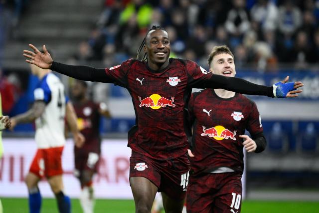 01 March 2026, Hamburg: Leipzig's Yan Diomande celebrates scoring his side's second goal during the German Bundesliga soccer match between Hamburger SV and RB Leipzig at Volksparkstadion. Photo: Gregor Fischer/dpa - WICHTIGER HINWEIS: Gemäß den Vorgaben der DFL Deutsche Fußball Liga bzw. des DFB Deutscher Fußball-Bund ist es untersagt, in dem Stadion und/oder vom Spiel angefertigte Fotoaufnahmen in Form von Sequenzbildern und/oder videoähnlichen Fotostrecken zu verwerten bzw. verwerten zu lassen.