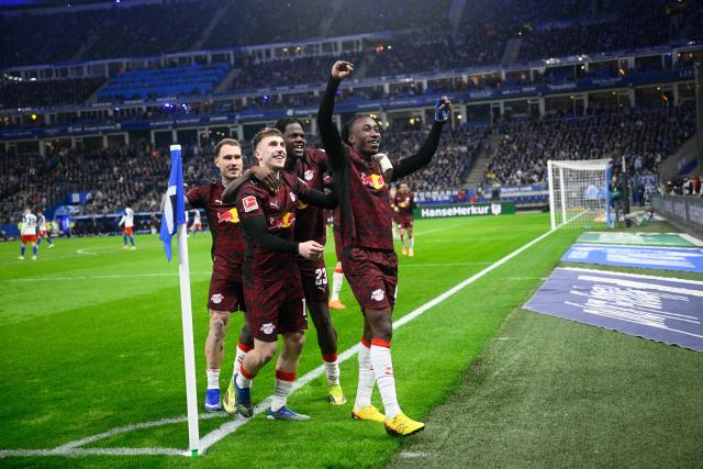 01 March 2026, Hamburg: Leipzig's Yan Diomande (R) celebrates scoring his side's second goal with teammates during the German Bundesliga soccer match between Hamburger SV and RB Leipzig at Volksparkstadion. Photo: Gregor Fischer/dpa - WICHTIGER HINWEIS: Gemäß den Vorgaben der DFL Deutsche Fußball Liga bzw. des DFB Deutscher Fußball-Bund ist es untersagt, in dem Stadion und/oder vom Spiel angefertigte Fotoaufnahmen in Form von Sequenzbildern und/oder videoähnlichen Fotostrecken zu verwerten bzw. verwerten zu lassen.