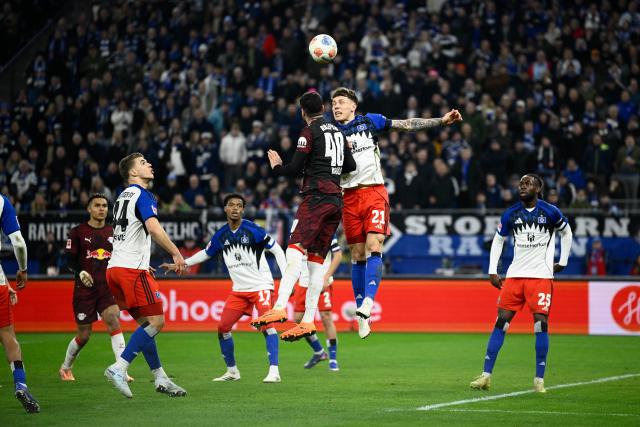 01 March 2026, Hamburg: Leipzig's Romulo (L) and Hamburger's Nicolai Remberg battle for the ball during the German Bundesliga soccer match between Hamburger SV and RB Leipzig at Volksparkstadion. Photo: Gregor Fischer/dpa - WICHTIGER HINWEIS: Gemäß den Vorgaben der DFL Deutsche Fußball Liga bzw. des DFB Deutscher Fußball-Bund ist es untersagt, in dem Stadion und/oder vom Spiel angefertigte Fotoaufnahmen in Form von Sequenzbildern und/oder videoähnlichen Fotostrecken zu verwerten bzw. verwerten zu lassen.