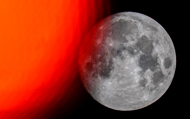 02 March 2026, Saxony-Anhalt, Halle (Saale): The red light of a traffic light shines next to the moon against the black morning sky in Halle/Saale. The week starts with a cloudless sky and plenty of sunshine. Photo: Hendrik Schmidt/dpa