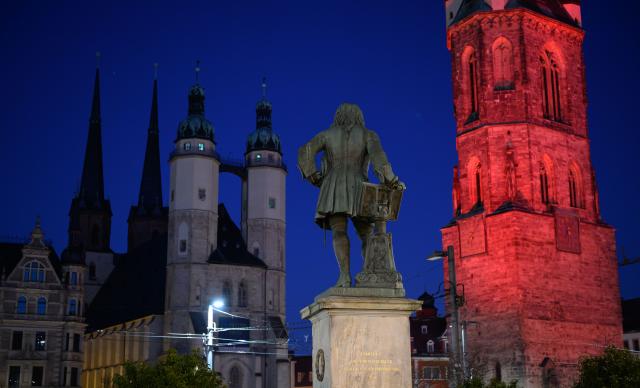 02 March 2026, Saxony-Anhalt, Halle (Saale): The morning sky above the Marktkirche (L), the Haendel monument and the Red Tower on the market square in Halle/Saale takes on a bluish hue. The week starts with a cloudless sky and plenty of sunshine. Photo: Hendrik Schmidt/dpa