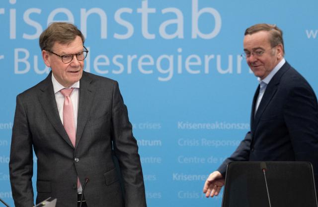 02 March 2026, Berlin: German Foreign Minister Johann Wadephul (L) and Boris Pistorius, German Minister of Defense, arrive at the meeting of the Federal Government's crisis team at the Federal Foreign Office. Photo: Axel Schmidt/Reuters Pool/dpa