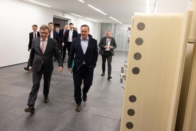 02 March 2026, Berlin: German Foreign Minister Johann Wadephul (L) and Boris Pistorius, German Minister of Defense, arrive at the meeting of the Federal Government's crisis team at the Federal Foreign Office. Photo: Axel Schmidt/Reuters Pool/dpa