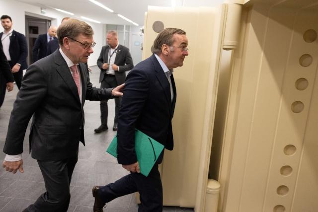02 March 2026, Berlin: German Foreign Minister Johann Wadephul (L) and Boris Pistorius, German Minister of Defense, arrive at the meeting of the Federal Government's crisis team at the Federal Foreign Office. Photo: Axel Schmidt/Reuters Pool/dpa
