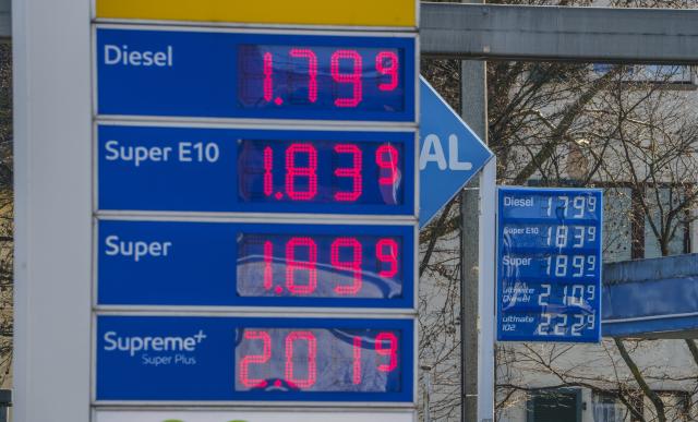 02 March 2026, Hesse, Frankfurt/Main: Petrol prices are displayed at a filling station. Due to the escalation in the Middle East, oil prices climbed higher on Monday morning than they have been for months. Photo: Andreas Arnold/dpa