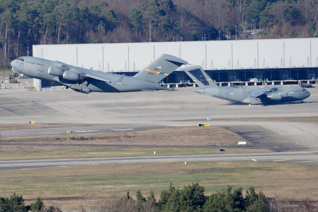 02 March 2026, Rhineland-Palatinate, Ramstein: An American C17 Globemaster transport aircraft takes off from the US Air Force base in Ramstein. Photo: Thomas Frey/dpa