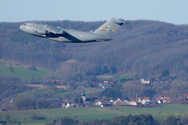 02 March 2026, Rhineland-Palatinate, Ramstein: An American C17 Globemaster transport aircraft takes off from the US Air Force base in Ramstein. Photo: Thomas Frey/dpa