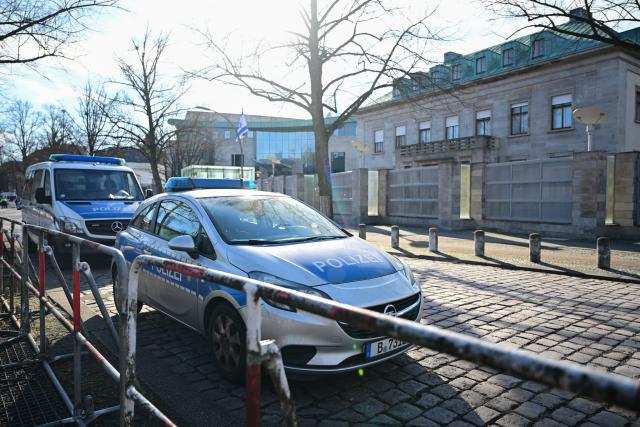 02 March 2026, Berlin: Police vehicles are stationed in front of the Israeli embassy. Security measures at the embassy have been increased due to the attack on Iran. Photo: Sebastian Christoph Gollnow/dpa