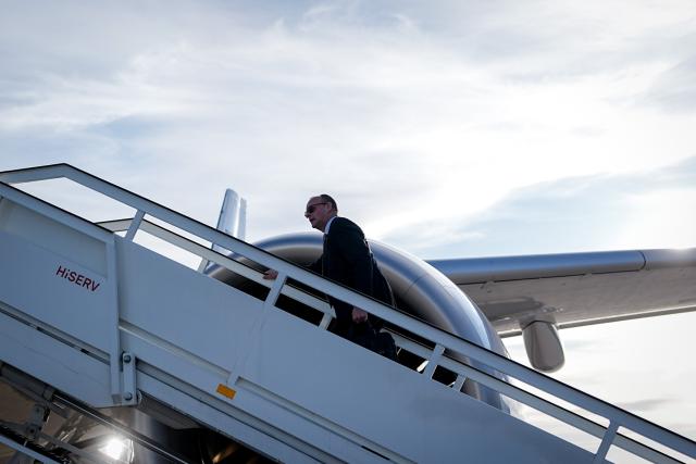 02 March 2026, Brandenburg, Schoenefeld: German Chancellor Friedrich Merz heads to the German Air Force's Airbus A350 in the military section of Berlin-Brandenburg Airport BER for his flight to Washington. Photo: Kay Nietfeld/dpa