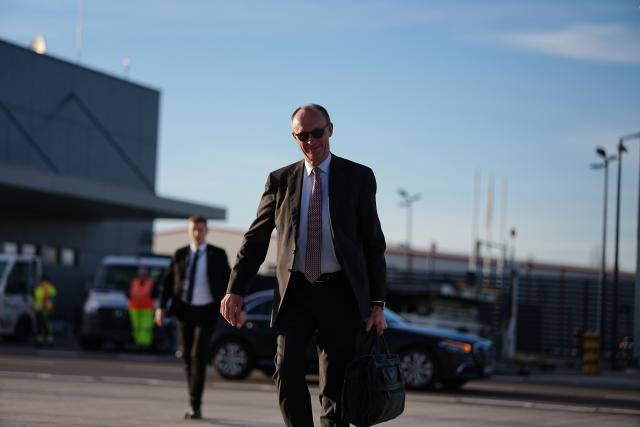 02 March 2026, Brandenburg, Schoenefeld: German Chancellor Friedrich Merz heads to the German Air Force's Airbus A350 in the military section of Berlin-Brandenburg Airport BER for his flight to Washington. Photo: Kay Nietfeld/dpa