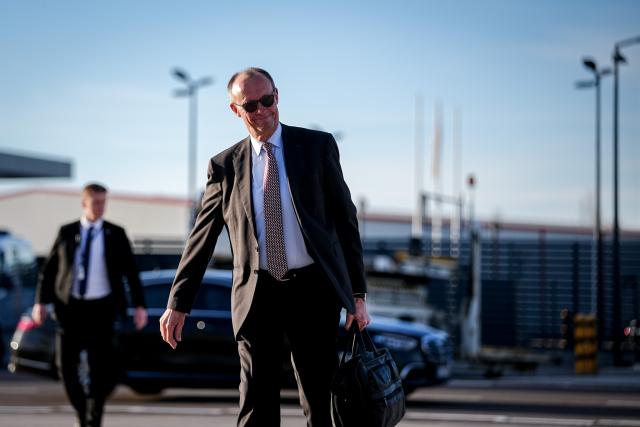 02 March 2026, Brandenburg, Schoenefeld: German Chancellor Friedrich Merz heads to the German Air Force's Airbus A350 in the military section of Berlin-Brandenburg Airport BER for his flight to Washington. Photo: Kay Nietfeld/dpa