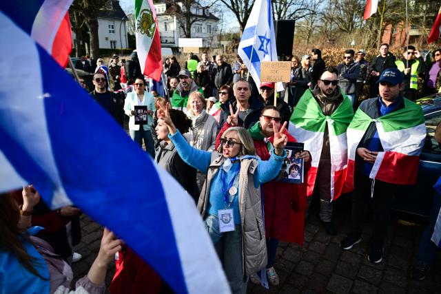 02 March 2026, Berlin: People take part in a demonstration against the Iranian mullah regime near the Israeli embassy. Photo: Sebastian Christoph Gollnow/dpa