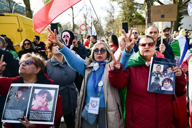 02 March 2026, Berlin: People take part in a demonstration against the Iranian mullah regime near the Israeli embassy. Photo: Sebastian Christoph Gollnow/dpa