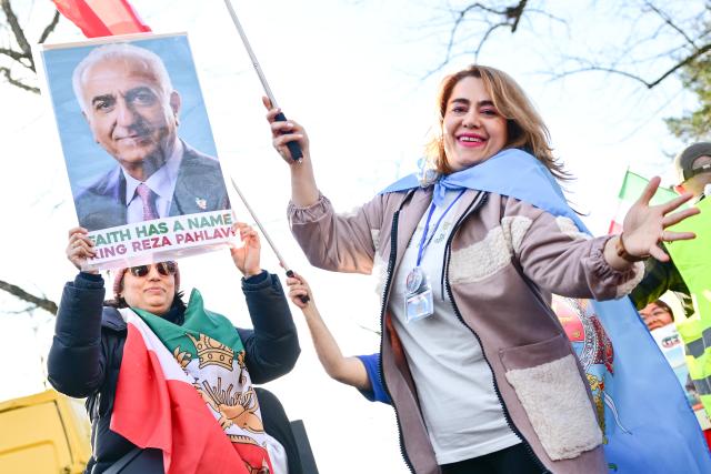 02 March 2026, Berlin: People take part in a demonstration against the Iranian mullah regime near the Israeli embassy. Photo: Sebastian Christoph Gollnow/dpa
