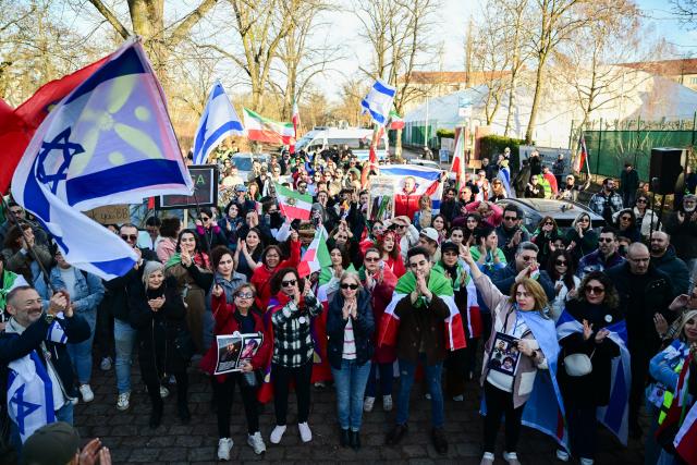02 March 2026, Berlin: People take part in a demonstration against the Iranian mullah regime near the Israeli embassy. Photo: Sebastian Christoph Gollnow/dpa
