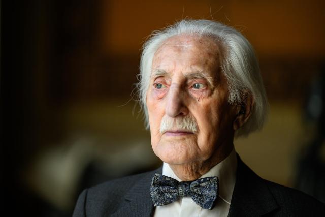 02 March 2026, Lower Saxony, Goettingen: Polish-Swedish Holocaust survivor Leon Weintraub stands in the auditorium of the University of Goettingen before receiving an honorary doctorate from the University Medical Center Goettingen. Photo: Swen Pförtner/dpa