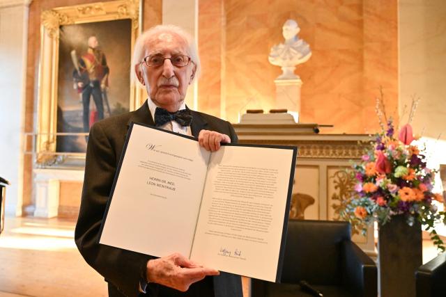02 March 2026, Lower Saxony, Goettingen: Polish-Swedish Holocaust survivor Leon Weintraub receives an honorary doctorate from Goettingen University Medical Center in the auditorium of Goettingen University. Photo: Swen Pförtner/dpa