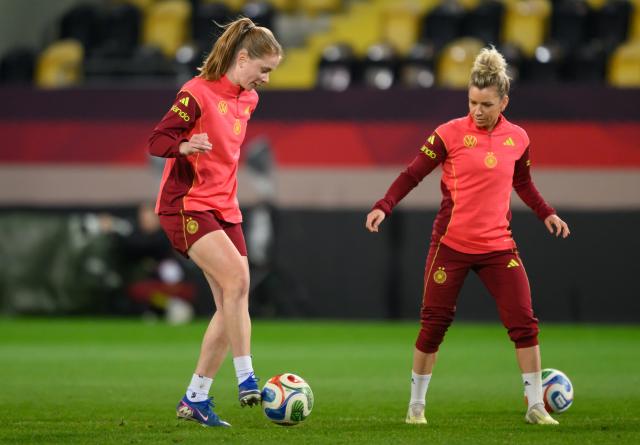 02 March 2026, Saxony, Dresden: Germany's Sjoeke Nuesken (L) and Linda Dallmann take part in the final training session at Rudolf Harbig Stadium, ahead of the Women's World Cup qualifying soccer match against Slovenia. Photo: Robert Michael/dpa