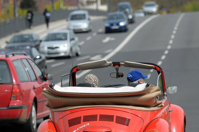 FILED - 03 April 2011, Bavaria, Wuerzburg: An elderly couple drives through Wuerzburg (Lower Franconia) in a Volkswagen Beetle convertible. Sales of convertibles in Germany continue to decline, with just 33,924 new registrations in 2025, down 17% from the year before, according to the Federal Motor Transport Authority (KBA). Photo: David Ebener/dpa