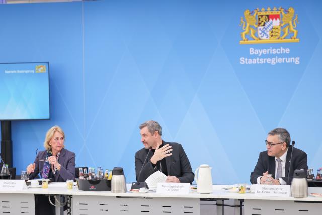 03 March 2026, Bavaria, Nuremberg: Bavarian Minister President Markus Soeder (C) speaks at the Bavarian Cabinet meeting in the State Ministry of Finance and Home Affairs alongside Heads of the Bavarian State Chancellery Karolina Gernbauer (L) and Florian Herrmann. Photo: Daniel Löb/dpa