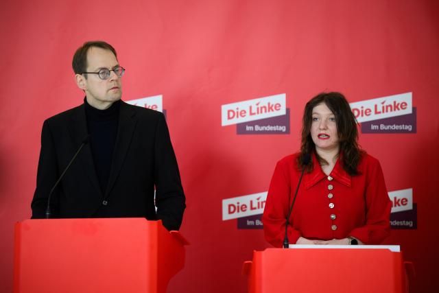 03 March 2026, Berlin: Soeren Pellmann (L), chair of the parliamentary group of The Left Party, and Desiree Becker, spokesperson for the Left Party on peace and disarmament policy, speak before the start of the Left Party's parliamentary group meeting in the German Bundestag. Photo: Bernd von Jutrczenka/dpa